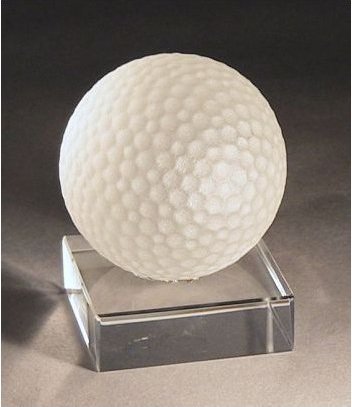 Golfový míček na podstavci