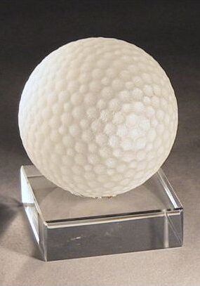 Golfový míček na podstavci
