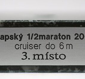 Gravírovaný štítek stříbrný, malý