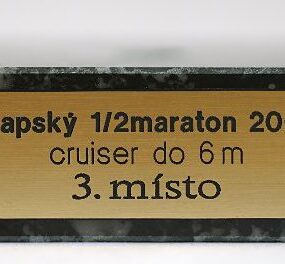 Gravírovaný štítek zlatý, střední
